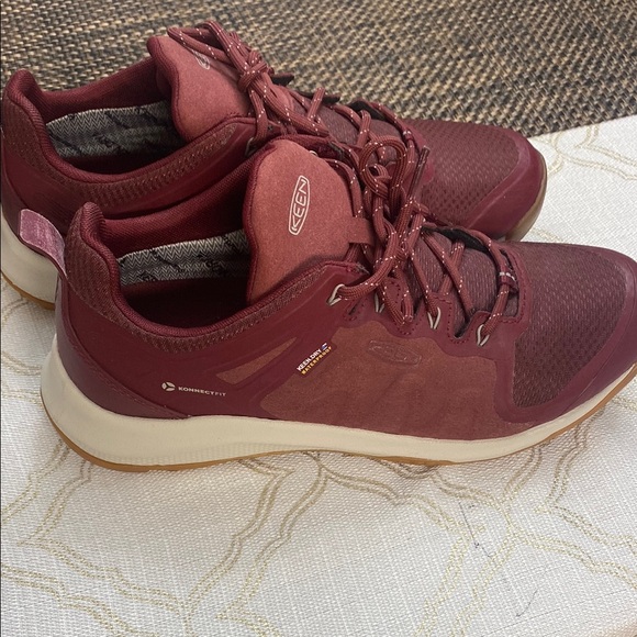 Keen Women's Athletic hiking Shoes - Burgundy and Tan - Picture 3 of 10